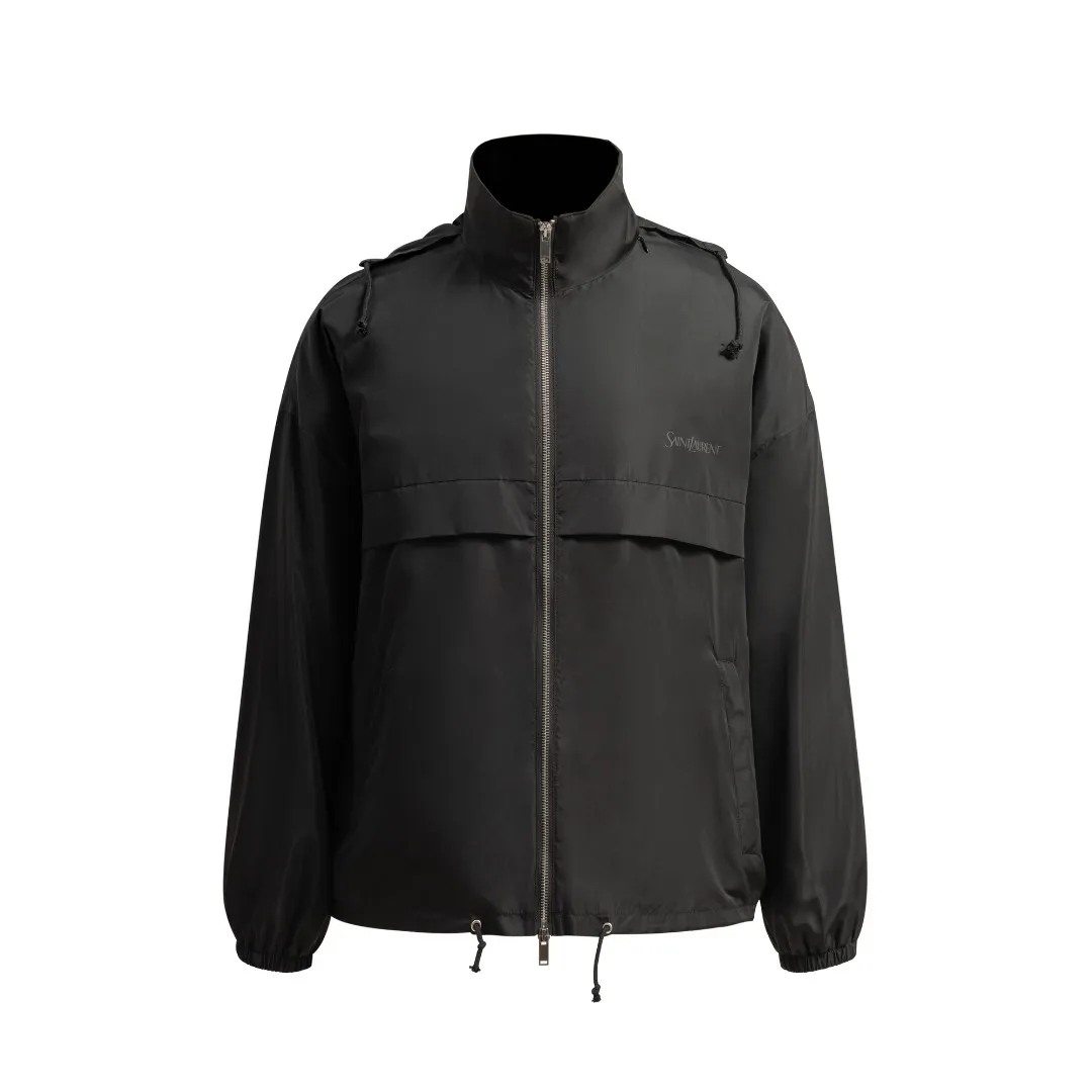 P550 SAINT LAURENT printed hooded jacket Fabric selection: 100% polyester fiber is used to create a tough protective outer layer. It is known for its excellent tear resistance and wear resistance. It can quickly return to flatness during wearing and maintain the crisp and stylish appearance of the clothing for a long time. At the same time, it is not easy to deform after long-term washing, ensuring dimensional stability.  Lining selection: 58% cupro + 42% cotton blend. Cupro ammonia fiber is known as "breathing rayon". Its surface is smooth and soft, and it feels as smooth as silk, cold and silky. The addition of cotton provides natural skin-friendliness. The combination of the two gives the lining a top-notch skin-friendly experience.  Process: The letters are firmly attached to the chest through heat pressing to form a washable and friction-resistant SAINT LAURENT logo print.   Stand collar and dropped shoulders, with round rib drawstring hem.  Accessories: One-to-one customized zipper puller, one-to-one customized collar label, etc. SIZE: 46 48 50 52